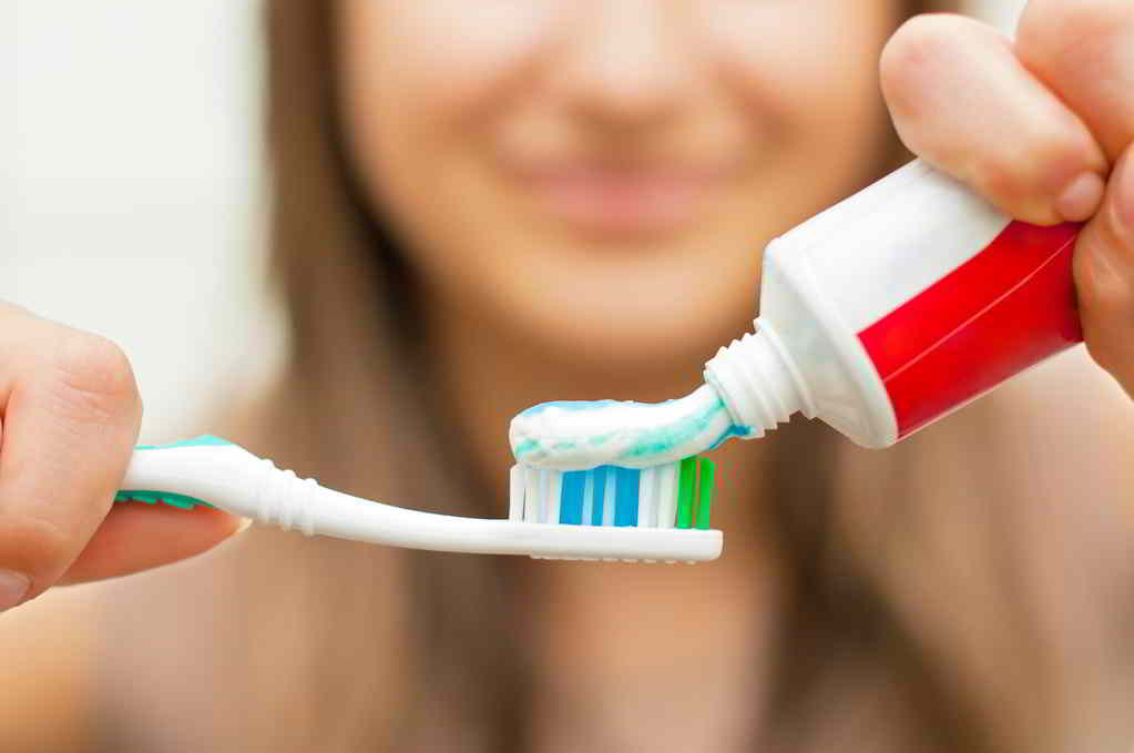 刷牙总是横着刷，小心牙齿楔状缺损！